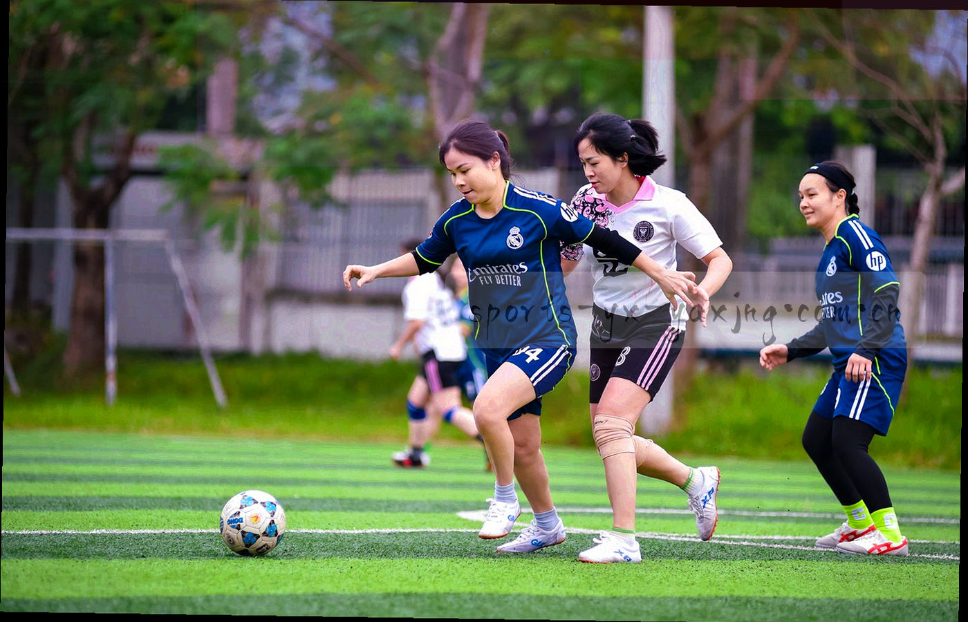 俯拍的工作台局部,键盘、笔记本与写满标记的便签纸铺在桌面上